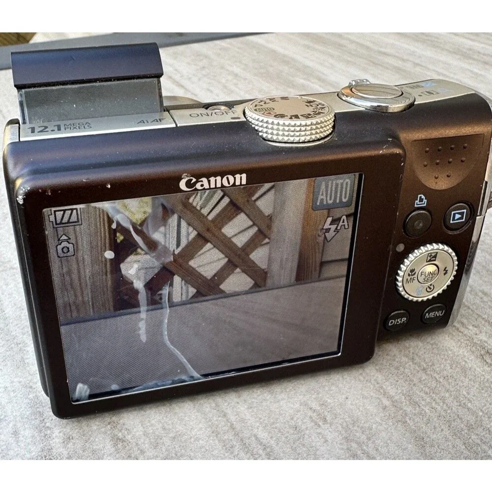 Canon PowerShot SX200 IS 12x Optical Zoom 12.1MP Black W Charger Screen Damage